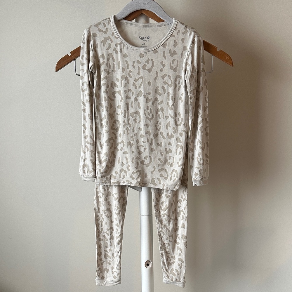 Kyte Baby Oat Leopard Pajamas 4T